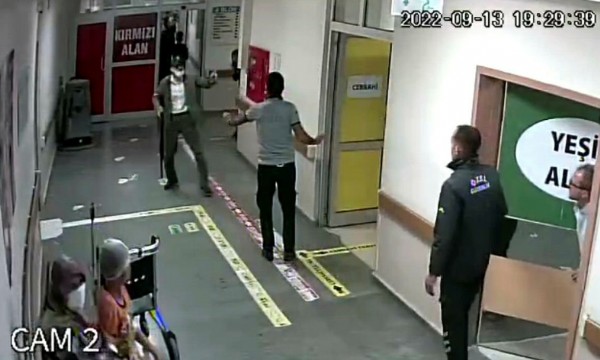 Hatay'da baba ve oğlunu vuran şahıs hırsını alamadı... Pompalı tüfekle hastaneyi bastı!